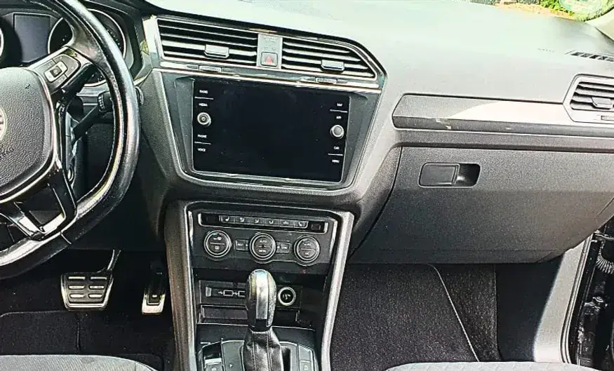 Dasselbe Cockpit nach der Innenaufbereitung, Display und Ablagen staubfrei