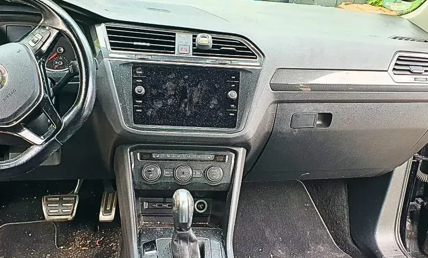 Cockpit vorher, mit Staub auf Display, Armaturenbrett und im Fußraum