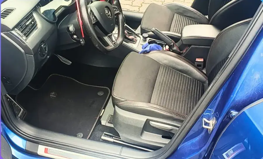 Dieselbe Fahrerseite nach der Innenreinigung, Fußmatte und Sitz sauber