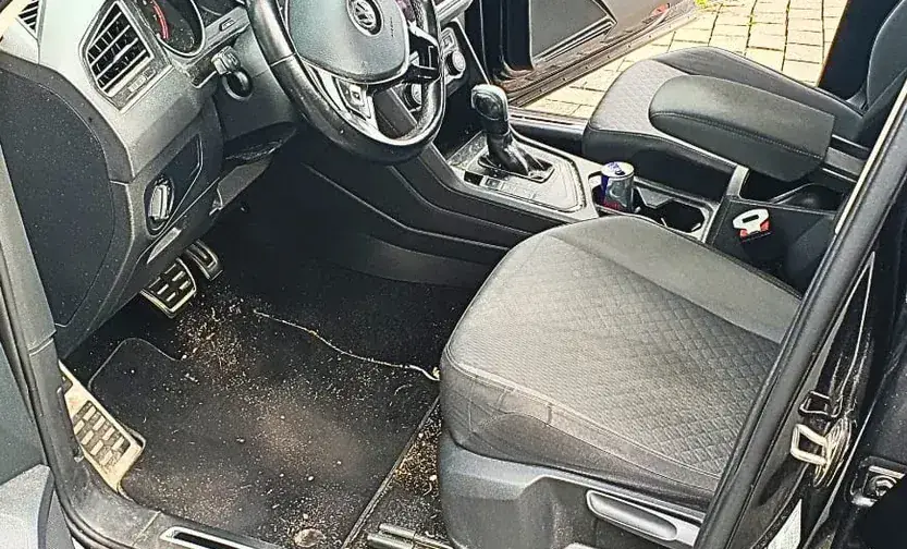 Fahrerseite vorher, mit Sand und Laub auf Matte und Einstieg