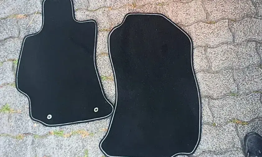 Dieselben Fußmatten nach der Reinigung