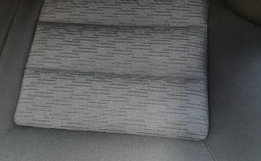 Dieselbe Sitzfläche nach der Reinigung, Gewebe wieder gleichmäßig