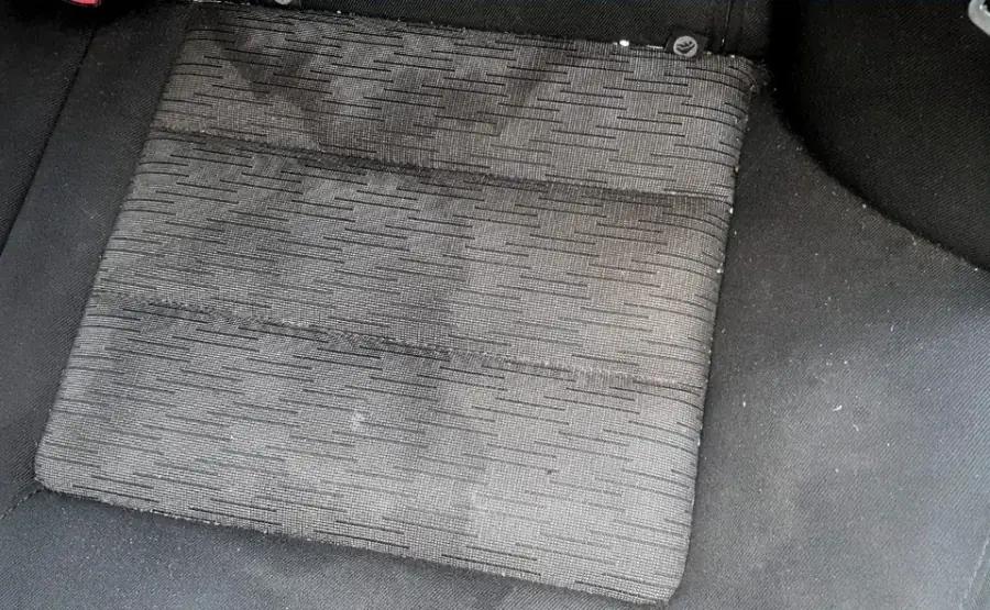 Sitzfläche vorher, mit Staub und Fusseln im Gewebe