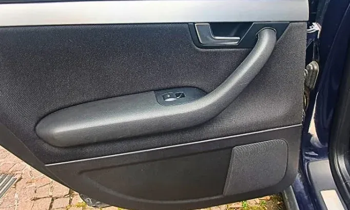 Dieselbe Türverkleidung nach der Reinigung, Stoff und Armlehne wieder sauber